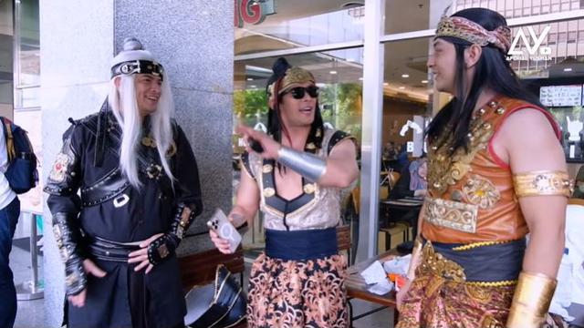 6 Aksi Kocak Afdhal Yusman, Choky Andriano dan Rico Verald Pakai Baju Kolosal di Jalanan