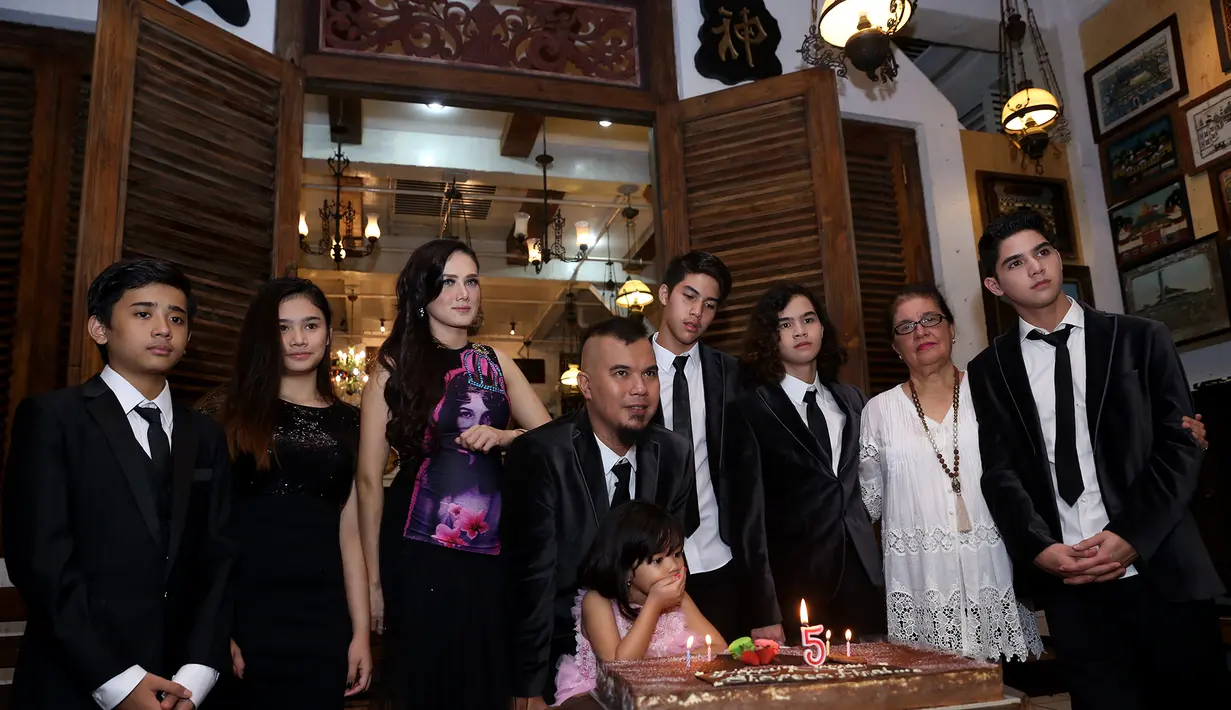 Kecantikan Safeea begitu terlihat menggemaskan ketika ia meniup lilin pada kue ulang tahunnya. (Andy Masela/Bintang.com)