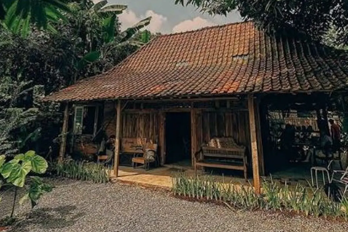 Menyesap Kopi Sambil Baca Buku di Kedai Berkonsep Rumah Adat Jawa