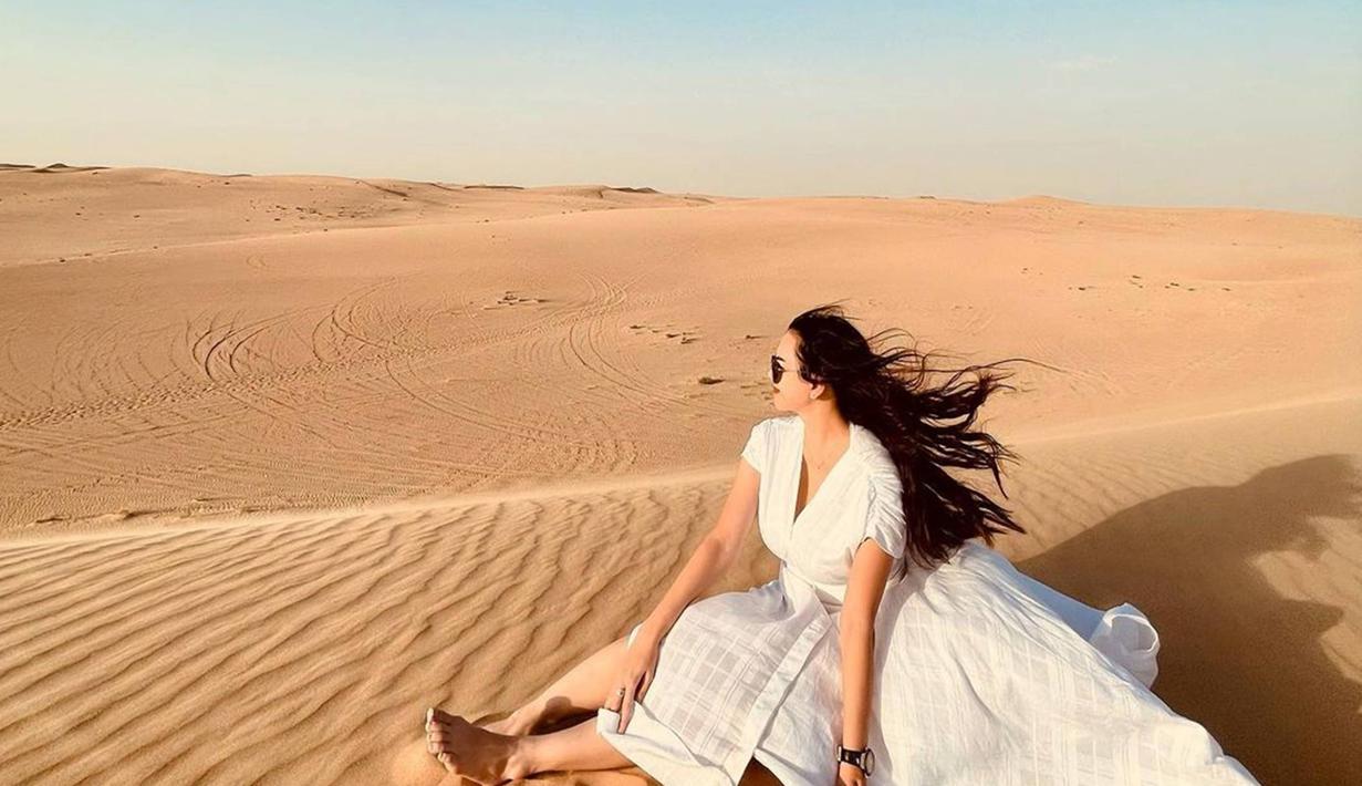 Dubai, memang menjadi salah satu tempat yang memiliki banyak daya tarik wisata untuk dikunjungi para selebriti Indonesia. Memiliki sebuah bangunan pencakar langit yang ikonik, seperti Burj Khalifa, momen seru bermain di padang gurun memang tidak bisa dilewatkan seperti potret Aura Kasih ini. (Liputan6.com/IG/aurakasih)