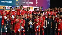 Sejumlah pemain dan ofisial Timnas Indonesia U-22 menyanyikan lagu kebangsaan Indonesia Raya setelah memenangkan laga final sepak bola SEA Games 2023 melawan Thailand di Olympic Stadium, Phnom Penh, Kamboja, Selasa (16/05/2023). (AFP/Mohd Rasfan)