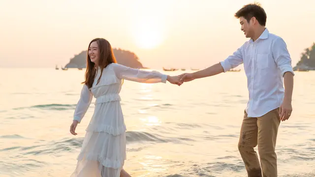 perempuan dan pasangan 12 juni pantai