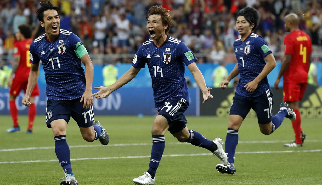 Gelandang Jepang, Takashi Inui, merayakan gol yang dicetaknya ke gawang Belgia pada babak 16 besar Piala Dunia di Rostov Arena, Rostov-on-Don, Senin (2/6/2018). Belgia menang 3-2 atas Jepang. (AP/Petr David Josek)