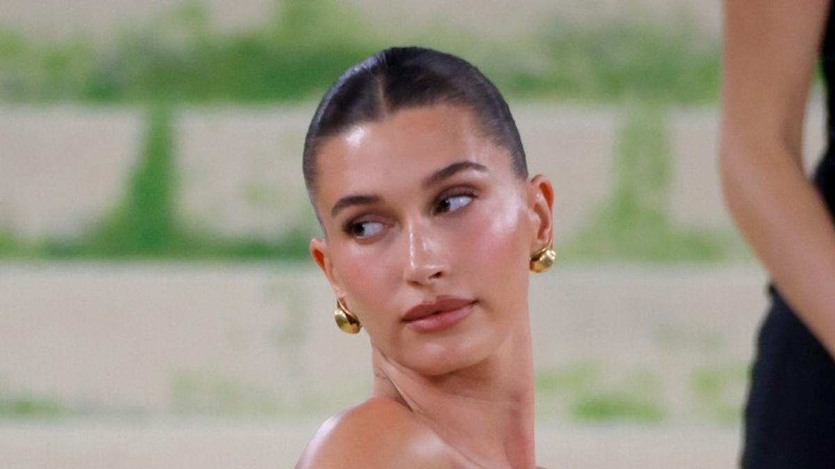 Hailey Bieber Bikin Bra dan Pakaian Dalam Kim Kardashian Ludes dalam Hitungan Jam