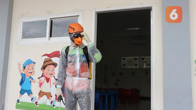 penyemprotan disinfektan di salah satu sekolah di Kota Palu