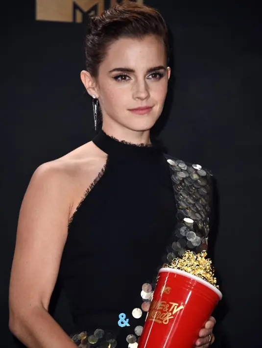 Ia berterima kasih kepada semua pihak yang telah berperan dalam keberhasilannya menjadi seorang pemenang di ajang ini. Terutama kepada Belle, karakter yang diperankannya dalam Beauty and the Beast. (AFP/Bintang.com)