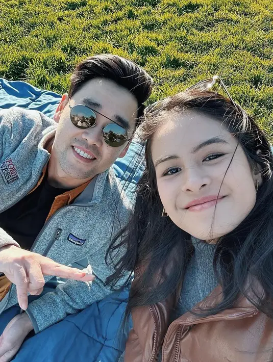 Maudy Ayunda dan sang suami juga memperlihatkan kemesraan bersama selama liburan. Keduanya juga menyempatkan waktu untuk piknik bersama. (Liputan6.com/IG/@maudyayunda)