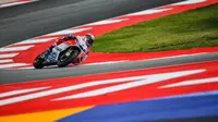 Pembalap Ducati, Andrea Dovizioso beraksi pada kualifikasi MotoGP San Marino 2017 di Sirkuit Misano. (ANDREAS SOLARO / AFP)