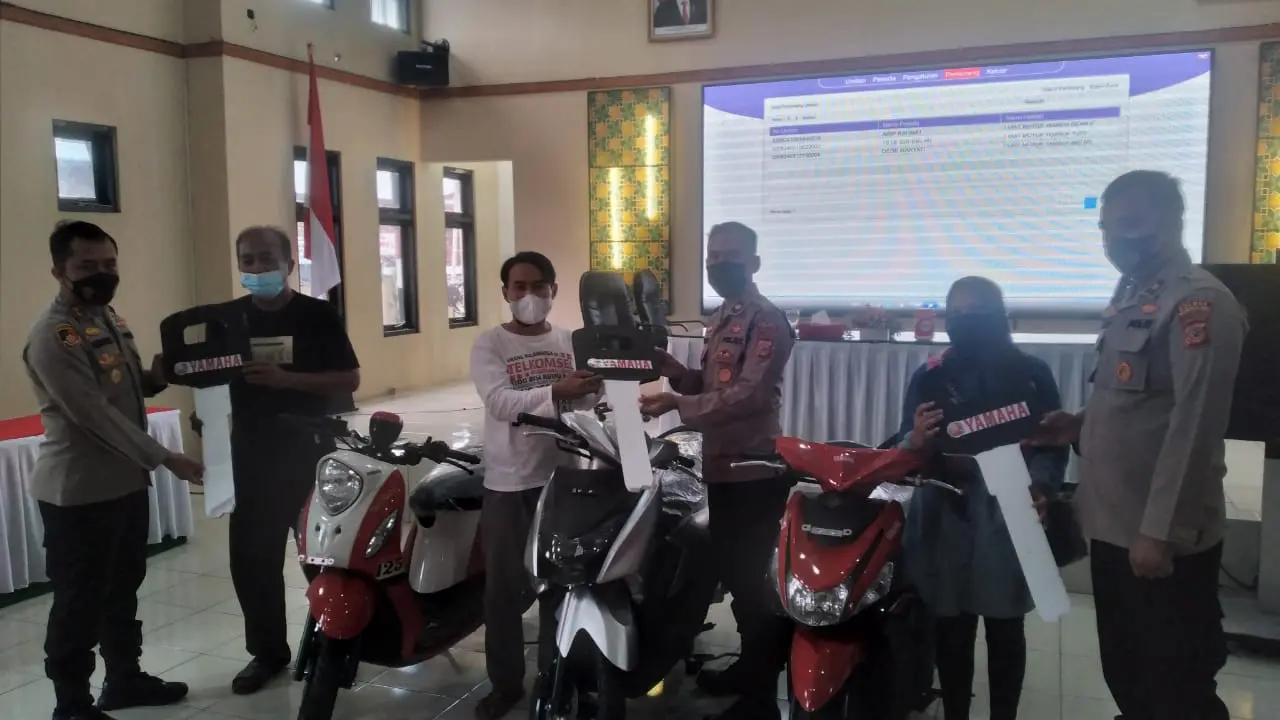 Arip Rahmat, Yeye Suherlan serta Dede Maryati, tiga warga tasik sukses menyabet hadian sepeda motor, dalam undian berhadiah vaksinasi booster yang digelar Polres Tasikmalaya, Jawa Barat, Senin siang.