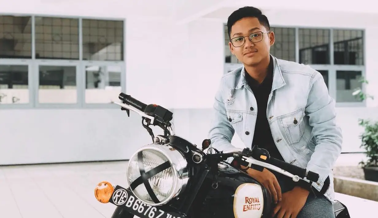 "kecuali skr maksa minta motor😀 semoga terus jadi anak baik yaa nak,, selalu bikin kita smua dan orang tua bangga yaa😍 dan harus sukses dan slalu jadi anak soleh😘 love u so much jielly #bundagalau #mellow #anakudahgede #abg," lanjut Ashanty.