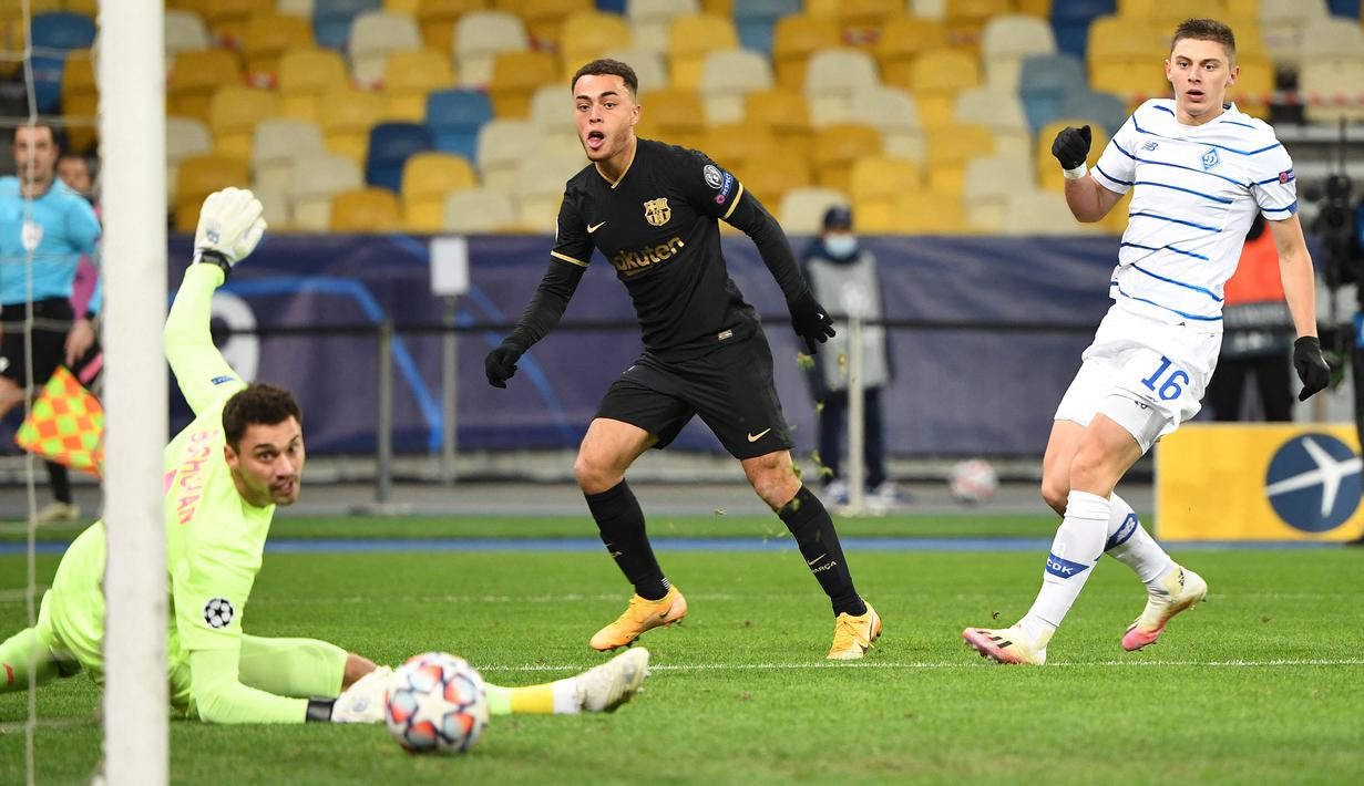 Barcelona memboyong Sergino Dest (tengah) dari Ajax dengan banderol 21 juta euro. Usianya yang baru 20 tahun membuat seorang bek kanan tersebut memiliki masa depan yang cerah bersama Blaugrana. (Foto: AFP/Sergei Supinsky)