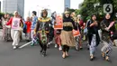 Sambil berjalan, mereka membawa berbagai poster bertema emansipasi dan perempuan. (Liputan6.com/Herman Zakharia)