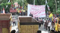 Ratusan massa saat menggelar aksi demo di depan Balai Kota Samarinda. (Liputan6.com)