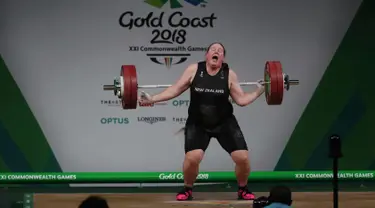 Laurel Hubbard saat gagal mengangkat besi dalam perebutan final angkat besi wanita + 90kg pada Commonwealth Games 2018 di Gold Coast, Australia, (9/4). Hubbard merupakan atlet angkat besi transgender asal Selandia Baru. (AP Photo/Manish Swarup)
