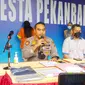 Konferensi pers oleh Polresta Pekanbaru terkait pornoaksi oleh asisten rumah tangga dengan live bugil di sebuah aplikasi. (Liputan6.com/M Syukur)