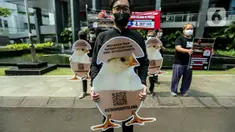 Sejumlah aktivis yang tergabung dalam Act For Farmed Animals (AFFA) melakukan aksi bebas peternakan ayam kandang baterai dengan membawa poster di kawasan Menteng Dalam, Jakarta, Kamis (27/7/2023). (Liputan6.com/Faizal Fanani)
