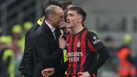 Pelatih AC Milan Massimiliano Allegri berbicara dengan Alexis Saelemaekers saat laga Serie A/Liga Italia antara AC Milan vs Inter Milan di Milan, Italia, Minggu, 8 Maret 2026. (AP Photo/Antonio Calanni)