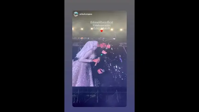 Elvy Sukaesih Jadi Kejutan, Duet Bareng Mulan Jameela Di Konser Dewa 19 Hingga Beri Kecupan Manis untuk Ahmad Dhani. (instagram.com/elvy_sukaesih)