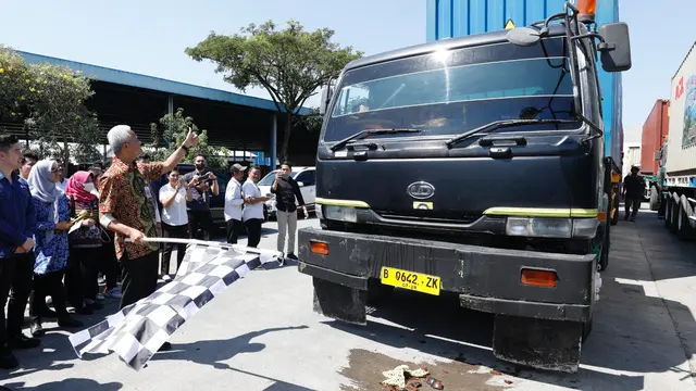 Gubernur Jawa Tengah Ganjar Pranowo melepas ekspor sekitar 400 ton benang ke India dan Brasil di kompleks pabrik PT Duniatex Group, Demak, Selasa (18/7/2023).