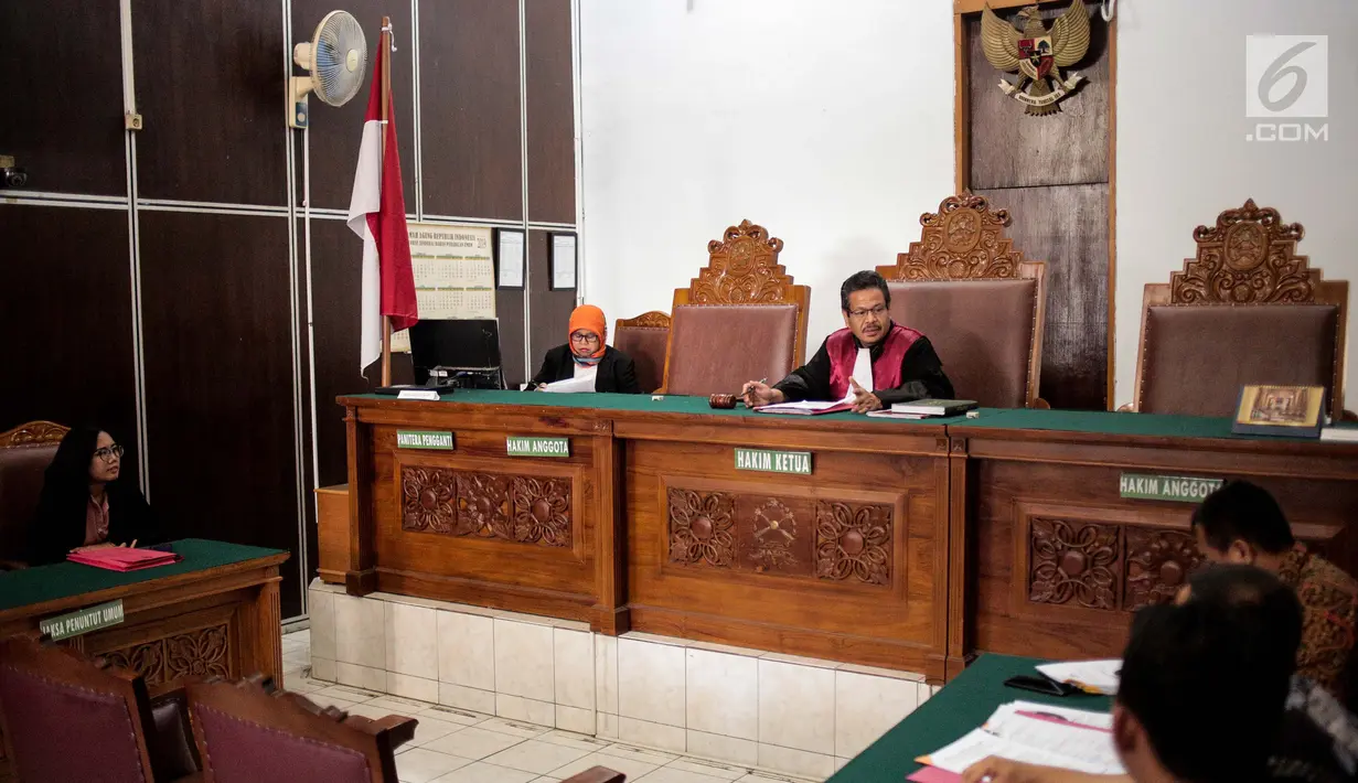 Majelis Hakim memimpin sidang lanjutan dalam permohonan praperadilan oleh pengamen Cipulir korban salah tangkap, di PN Jakarta Selatan, Selasa (23/7/2019). Sidang beragenda menanti jawaban dari termohon, yakni Kejati DKI, Polda Metro Jaya, dan Kementerian Keuangan. (Liputan6.com/Faizal Fanani)