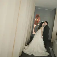 Ball gown super cantik dan dreamy ini menjuntai panjang hingga ke lantai, membalut tubuh Valencia dengan sangat baik. Foto: Instagram.