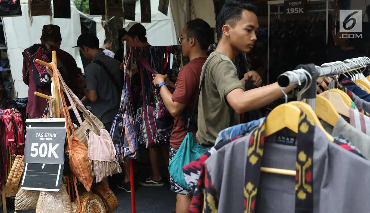 Pengunjung memilih busana yang ditawarkan pada gelaran Jakcloth Year End Sale di Parkir Timur Senayan, Jakarta, Sabtu (22/12). 380 tenant yang menawarkan beragam busana yang rata-rata menyasar pembeli berusia remaja. (Liputan6.com/Helmi Fithriansyah)
