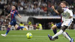 Pemain Real Madrid Ferland Mendy mencetak gol ke gawang Levante pada pertandingan sepak bola La Liga Spanyol di Stadion Santiago Bernabeu, Madrid, 12 Mei 2022. Real Madrid menang 6-0. (AP Photo/Manu Fernandez)