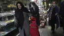 Orang-orang berjalan di bazaar bersejarah tua Teheran, Iran, Minggu (26/2/2023). Beberapa hari terakhir ini antrean panjang tampak di kantor-kantor penukaran mata uang karena banyaknya warga yang berupaya mendapatkan mata uang dolar yang semakin langka. (AP Photo/Vahid Salemi)