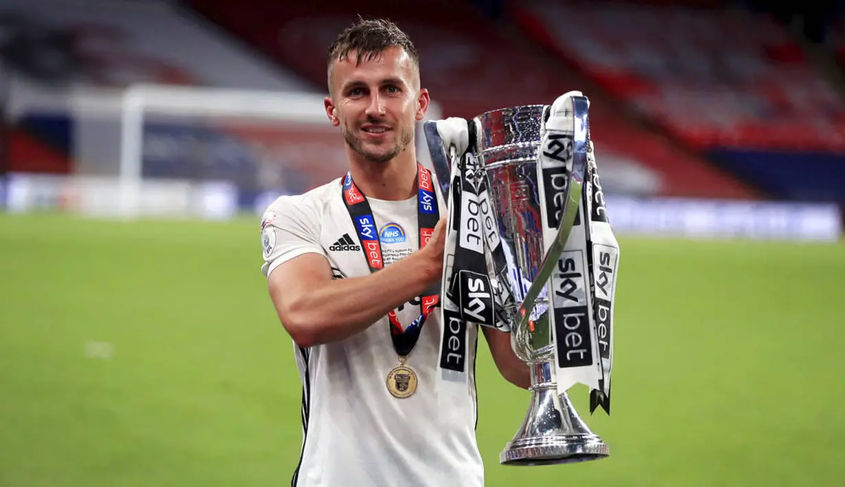 Pemain Fulham, Joe Bryan, melakukan selebrasi usai menang atas Brentford pada laga final play-off Divisi Championship di Stadion Wembley, Rabu (5/8/2020). Kemenangan tersebut membawa Fulham kembali ke Premier League. (Mike Egerton/PA via AP)
