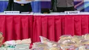 Kapolda Metro Jaya Irjen Fadil Imran (kanan) didampingi Wakil Gubernur DKI Jakarta Ahmad Riza Patria menunjukkan barang bukti saat pemusnahan hasil pengungkapan kasus narkoba di Mapolda Metro Jaya, Jakarta, Rabu (3/2/2021). (Liputan6.com/Herman Zakharia)