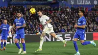 Pemain Real Madrid, Joselu berusaha mengontrol bola saat laga lanjutan Liga Spanyol 2023/2024 melawan Getafe di Coliseum Alfonso Perez stadium, Getafe, Spanyol, Jumat (02/02/2024) WIB. (AFP/Pierre-Philippe Marcou)