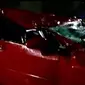 Sebuah rekaman amatir memperlihatkan mobil Honda Jazz merah dengan nomor polisi B 1485 EMH, rusak parah.