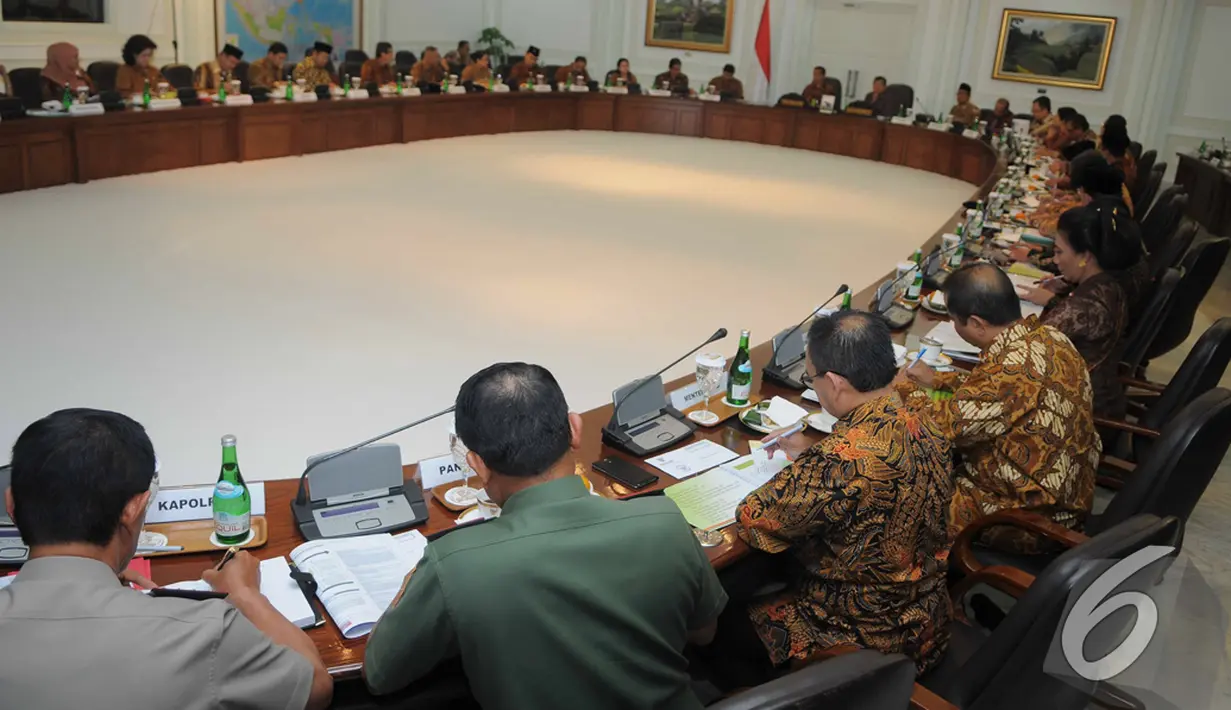 Suasana Sidang Perdana Kabinet Kerja yang dipimpin oleh Presiden Jokowi di Kantor Presiden, Jakarta, Senin (27/10/2014). (Liputan6.com/Herman Zakharia)
