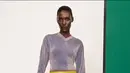 Tas Balloon dan messenger Kira dari Musim Gugur 2025 kembali dalam paten mengilap, bersama tas selempang Marshmallow kami yang sangat lembut — favorit editor sejak Musim Gugur 2022, sekarang dalam khaki bermotif ular dan kulit espresso. Dok. Tory Burch