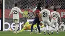 Pemain Barcelona, Jules Kounde mencetak gol penentu kemenangan ke gawang Real Madrid dalam laga final Copa Del Rey di La Cartuja stadium, Sevilla, Spanyol. (AFP/Josep Lago)