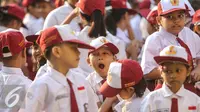 Seorang siswa menguap menahan kantuk sebelum upacara di SD Pasar Baru 05, Jakarta, Senin (27/7/2015). Usai libur panjang Idul Fitri para siswa kembali beraktivitas mengikuti pelajaran di sekolah untuk tahun ajaran 2015-2016. (Liputan6.com/Faizal Fanani)