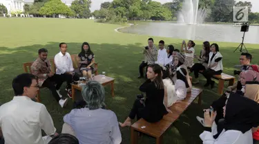 Presiden Joko Widodo saat melakukan audensi dengan para konten kreator XYZ 2018 di Istana Bogor, Minggu (22/4). Dalam kesempatan tersebut Jokowi mengungkapkan keinginannya memiliki follower yang banyak di YouTube. (Liputan6.com/Angga Yuniar)