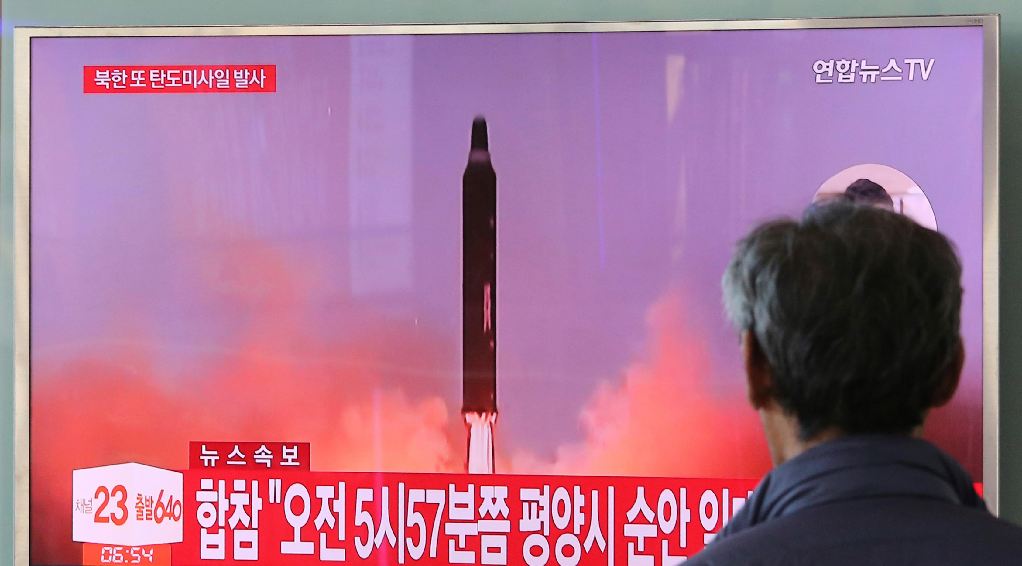 Seorang pria menonton layar TV yang menunjukkan cuplikan arsip peluncuran rudal Korea Utara, di Stasiun Kereta Seoul, Korea Selatan, Selasa (29/8). Korea Utara menembakkan sebuah rudal balistik di atas wilayah Jepang, Selasa pagi. (AP/Ahn Young-joon)