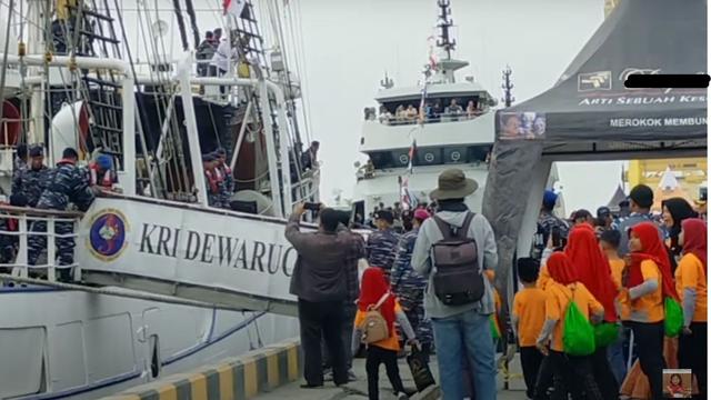 KRI Dewaruci di Festival Dermaga Semarang