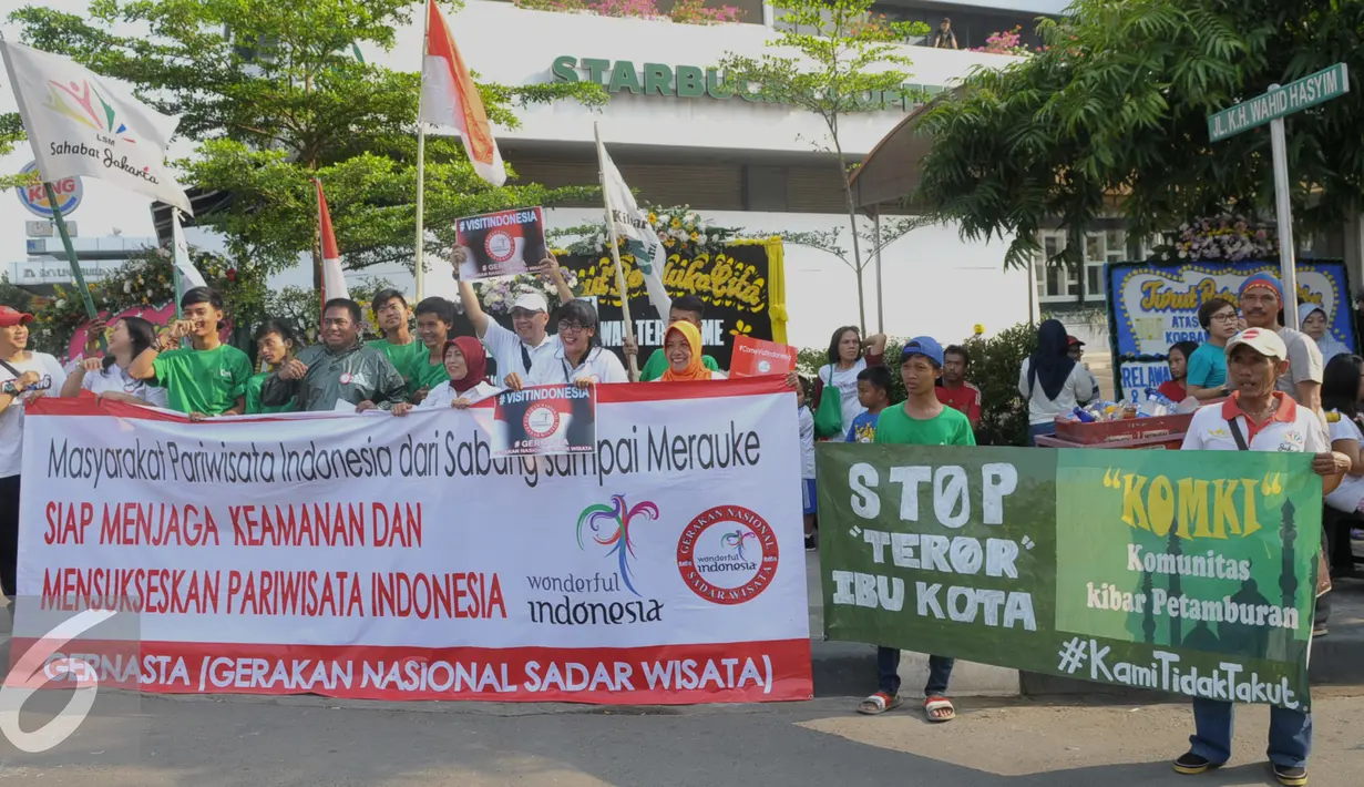 Sejumlah warga menggelar aksi di sekitar lokasi Ledakan Thamrin, Jakarta, Minggu (17/1/2016). Mereka mengajak seluruh warga Jakarta untuk tidak takut pada teroris (Liputan6.com/Faisal R Syam)