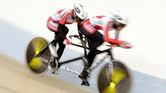Pesepeda Indonesia Ni'mal Magfiroh dan Sri Sugiyanti memacu kecepatan pada nomor 3.000 meter persuit individu B saat Asian Track Championship 2019 di Veledrome, Jakarta, Jumat (11/1). Pasangan ini berhasil meraih perak. (Bola.com/Yoppy Renato)