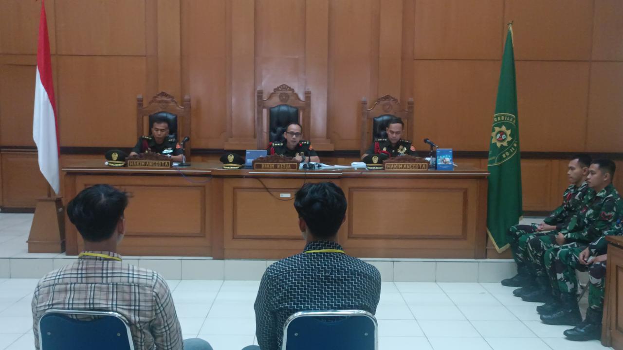Pengadilan Militer II-08 Jakarta menggelar sidang terhadap tiga anggota TNI AL, yaitu Kelasi Kepala Bambang Apri Atmojo, Sertu Akbar Adli, dan Sertu Rafsin Hermawan, pada Senin (24/2/2025).