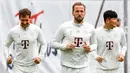 (Kiri ke kanan) Pemain Bayern Munchen #08 Leon Goretzka, #09 Harry Kane dan #03 Kim Min-Jae menghadiri sesi Latihan menjelang leg kedua semifinal Liga Champions 2023/2024 di tempat latihan Saebener Strasse di Munich, Selasa (7/5/2024). (ALEXANDRA BEIER / AFP)