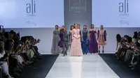 Berikut aksi Ali Charisma bersama anak didiknya para desainer muda menghadirkan peragaan busana di JFW 2018.