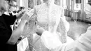 Ragam detail manis kian memperindah gaun mulai dari aksen puff pada bahu, pemilihan lace, hingga detail kancing pada bagian depan gaun. (Foto: Instagram/ Dolce & Gabbana)