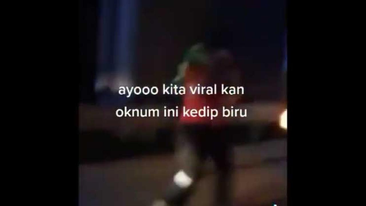 Aksi polisi arogan menganiaya pengguna jalan tol Jakarta - Cikampek