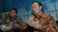 Mendag Thomas Lembong (kanan) dan Kepala BKPM Franky Sibarani memberikan keterangan pers usai rapat kebijakan paket ekonomi tiga di Jakarta, Jumat (2/9/2015). Rapat membahas desk khusus investasi tekstil dan sepatu. (Liputan6.com/Angga Yuniar)