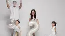 Momen ulang tahun Shafanina ini sekaligus jadi momen pemotretan keluarga kecil Tasya Kamila. Foto candid sembari bermain balon, kebahagiaan keluarga kecil pasangan yang menikah pada Agustus 2018 ini terasa kebahagiaannya. Dalam pemotretan sesi kedua ini, Shafanina sudah berganti baju mengenakan dress warna putih. Shanin sangat mirip dengan Tasya Kamila kecil. (Liputan6.com/IG/@tasyakamila)