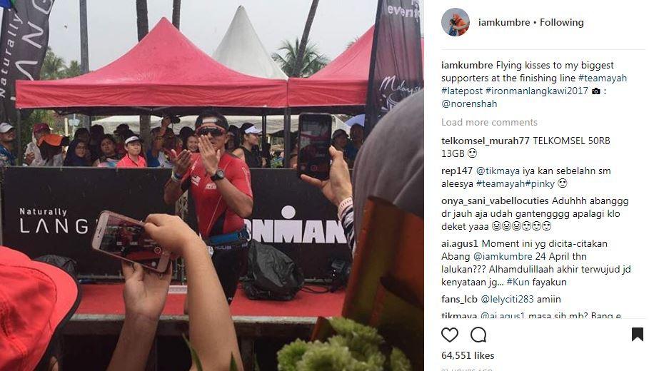 Engku Emran melayangkan ciuman untuk Laudya Cynthia Bella dan Engku Aleesya [foto: instagram]