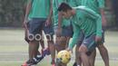 Pemain Timnas Indonesia yang berposisi sebagai bek kanan, Beny Wahyudi serius mengolah bola sebelum sesi latihan di Hotel Grand Fourwings, (17/12/2016). (Bola.com/Vitalis Yogi Trisna)